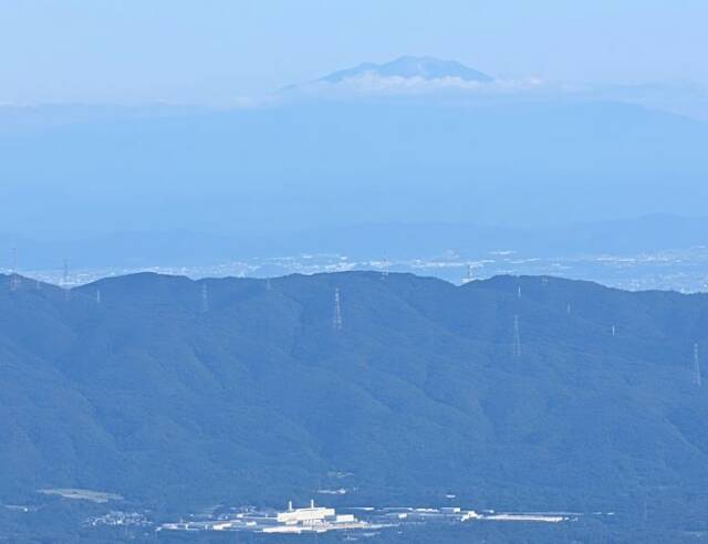遠くに御嶽山を望む
