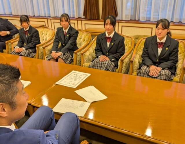 全国大会出場を決めるまでの苦労などを森市長に話す選手たち