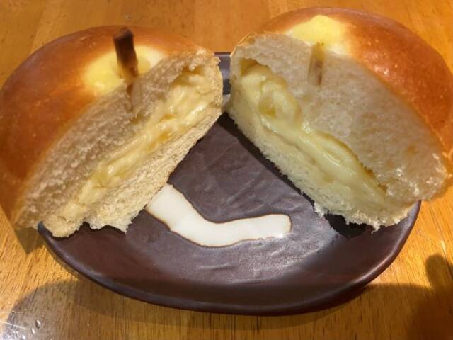 半分に切ったりんごパン