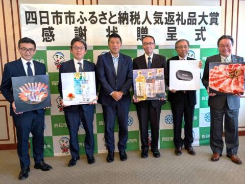 返礼品のパネルを手に森智広市長と記念撮影する5社のみなさん