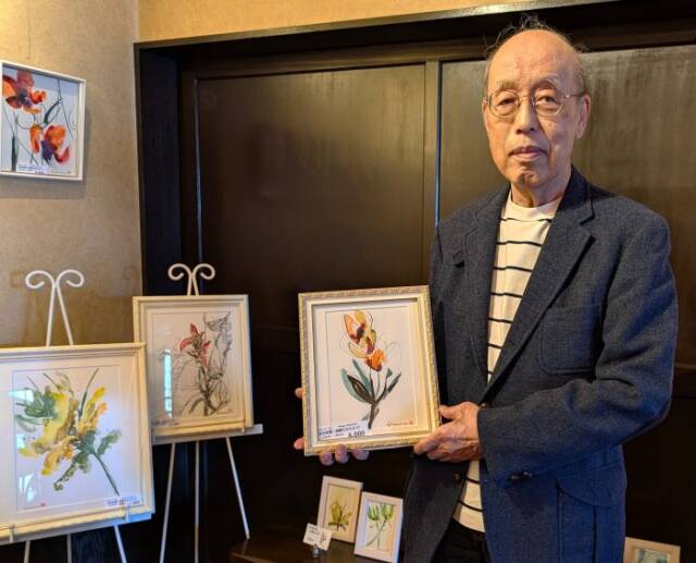 抽象を意識した花の作品と木村哲美さん