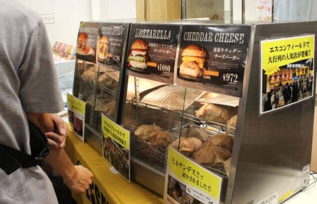 分厚いハンバーガーが並ぶ売り場