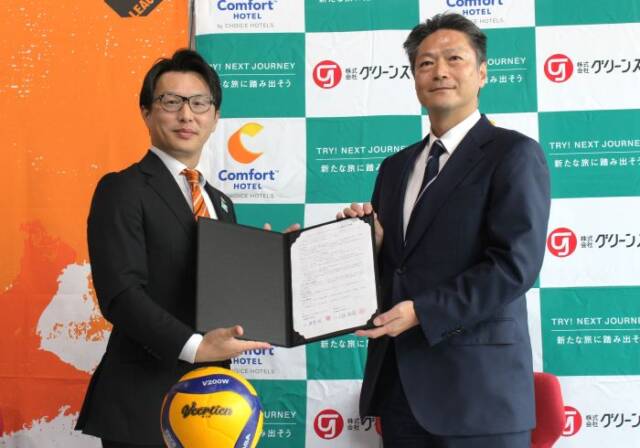 契約を結んだ村木雄哉社長と椎葉誠常務