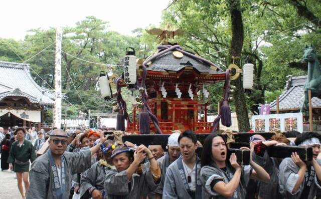 威勢よく宮出しをする御諏訪神輿