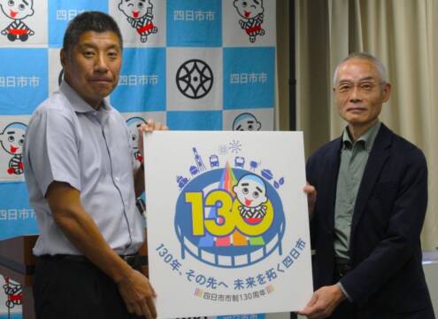森市長にデザインしたロゴマークを手渡す井上章さん