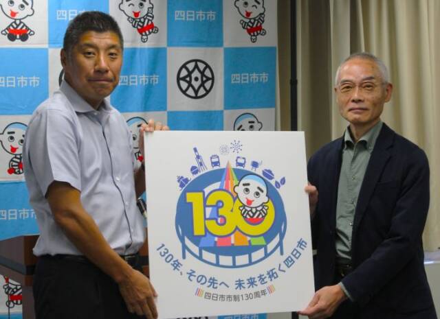 森市長にデザインしたロゴマークを手渡す井上章さん