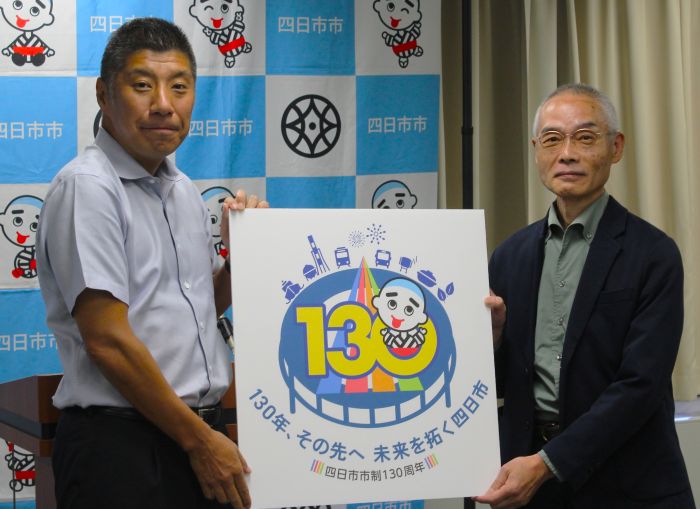 森市長にデザインしたロゴマークを手渡す井上章さん