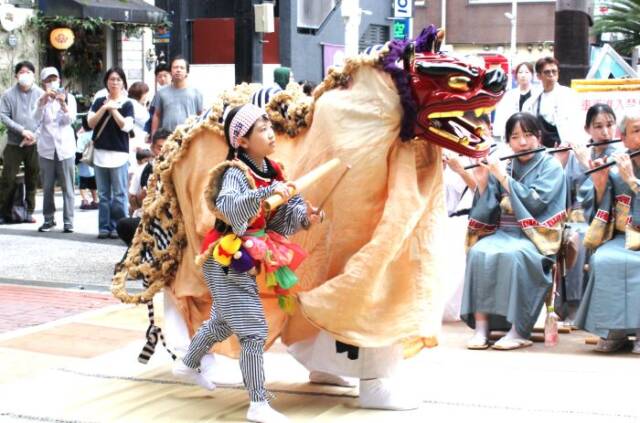 演技を披露する浜田舞獅子