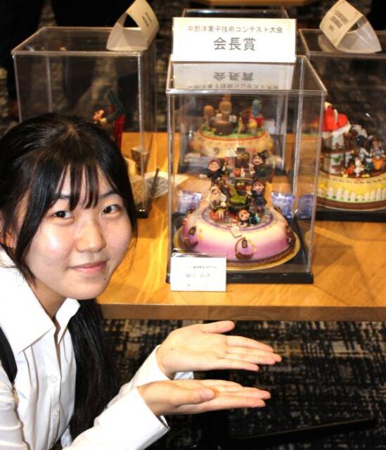 会場での樋口さんと作品