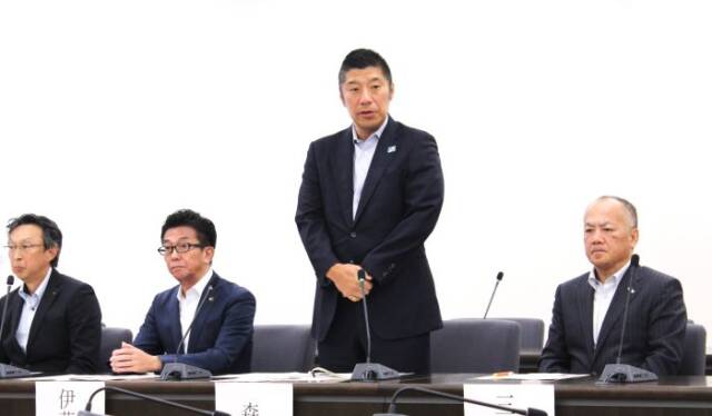 記者会見の冒頭で市の考え方を述べる森智広市長