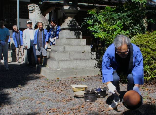 土鍋を小さく割って境内の土に戻す