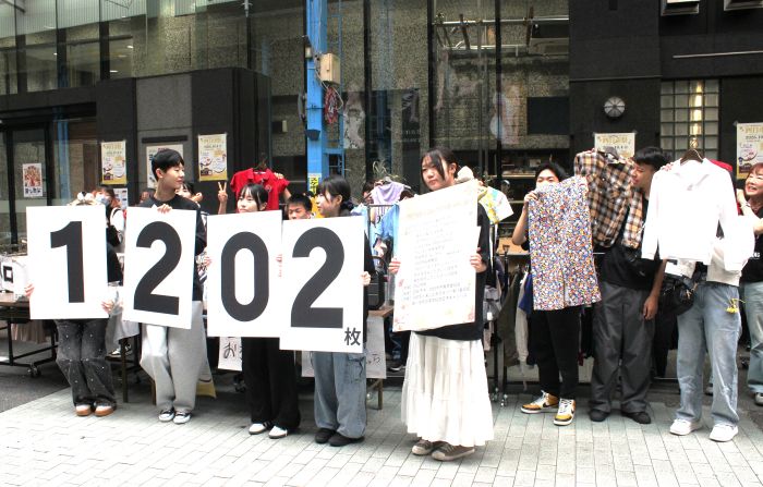 目標の1000着を超えたことを報告する高校生たち