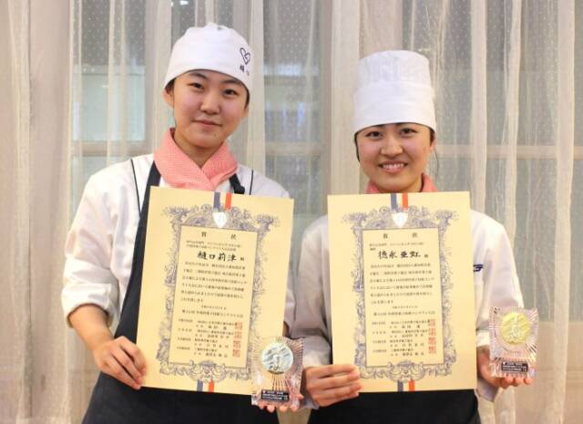 樋口莉津さん(左)と徳永亜虹さん