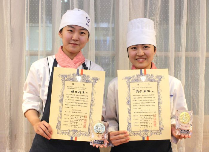 樋口莉津さん(左)と徳永亜虹さん
