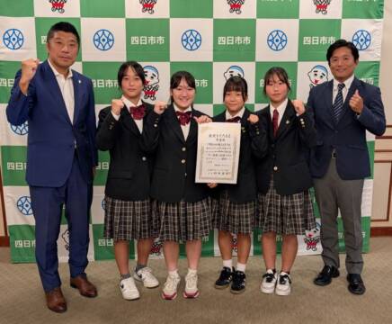 全国大会出場を報告した四日市農芸高校女子ラグビー部の選手たち