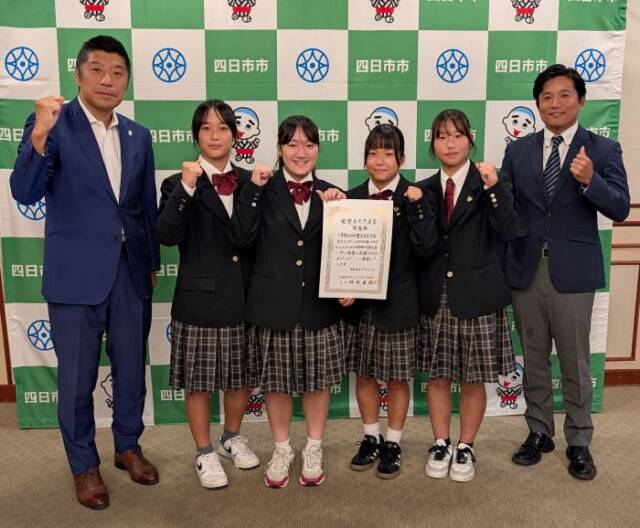 全国大会出場を報告した四日市農芸高校女子ラグビー部の選手たち