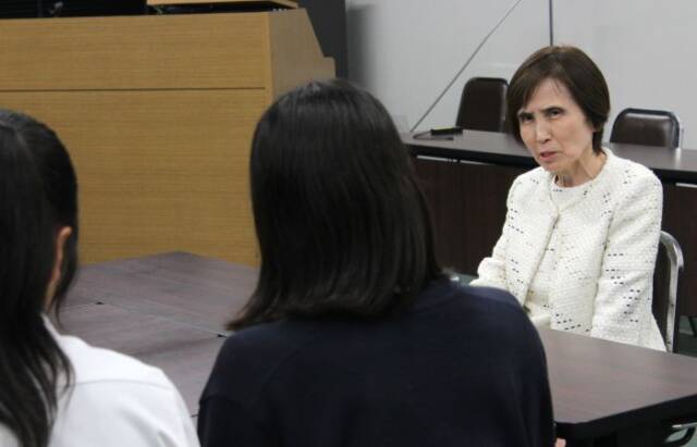 生徒にアドバイスする坂口教子さん