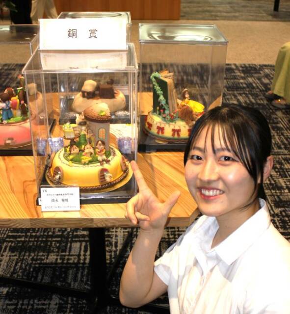 会場での徳永さんと作品