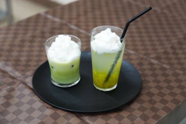 茶イダー(右)と飲めるかぶせ茶プリン