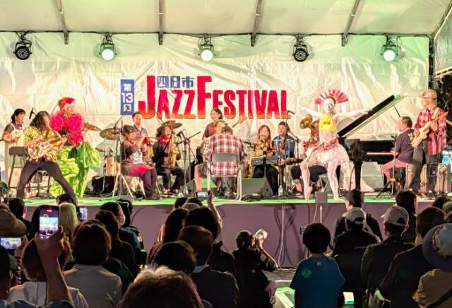 渋さ知らズオーケストラのステージ