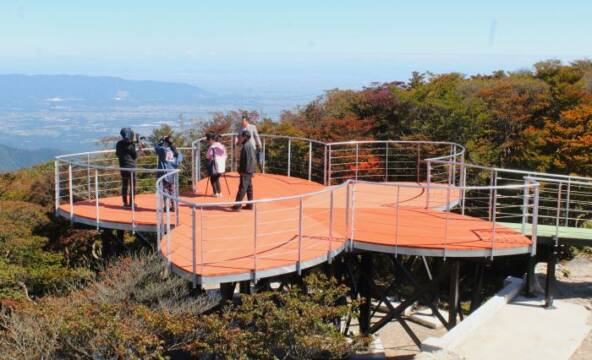 新しいテラスの取材をするテレビ局の人ら