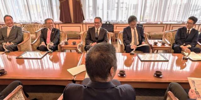 受賞した上位5社の代表が森市長(手前)と懇談した