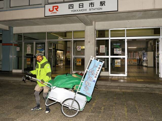 リアカーを引いて歩いてJR四日市駅に到着した竹永よしたかさん