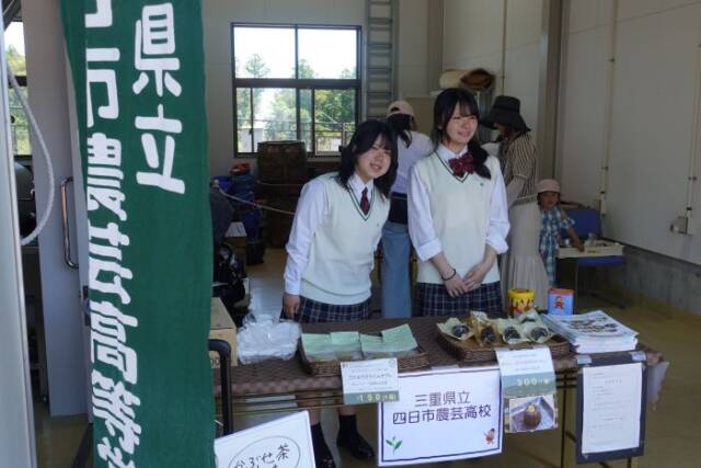 授業で開発した焼き菓子を販売する食品科学科の生徒