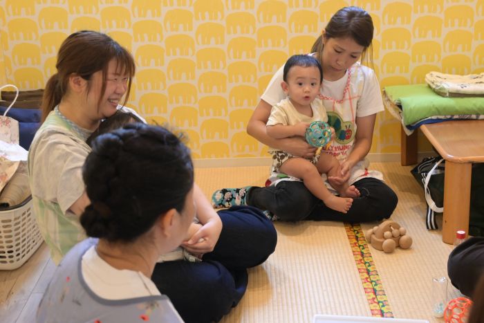 頼ってさんに抱っこされる託児中の子どもと頼ってさん