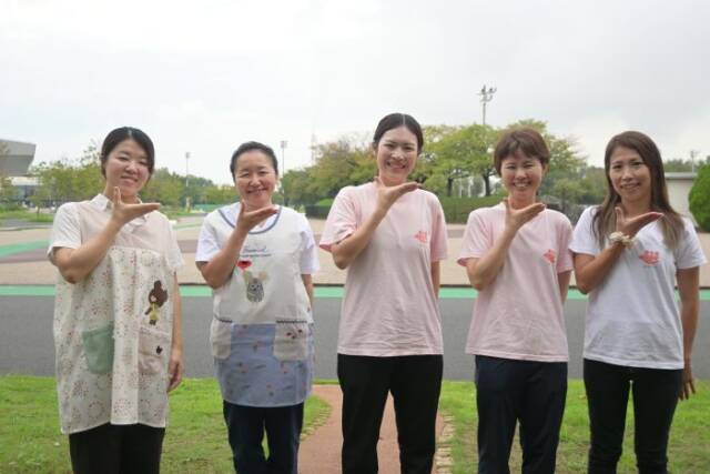 ポーズをとる5人の頼ってさん