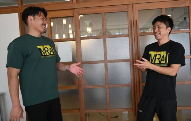 フリースクールについて話す水谷さん(左)と中島さん(右)