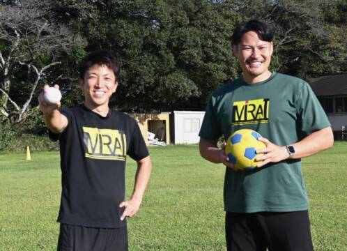 野球のボールを持つ中島さん(左)とサッカーボールを手にする水谷さん(右)