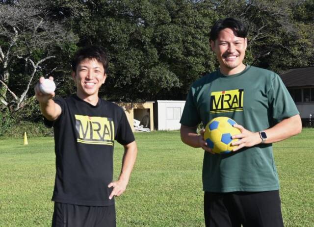 野球のボールを持つ中島さん(左)とサッカーボールを手にする水谷さん(右)
