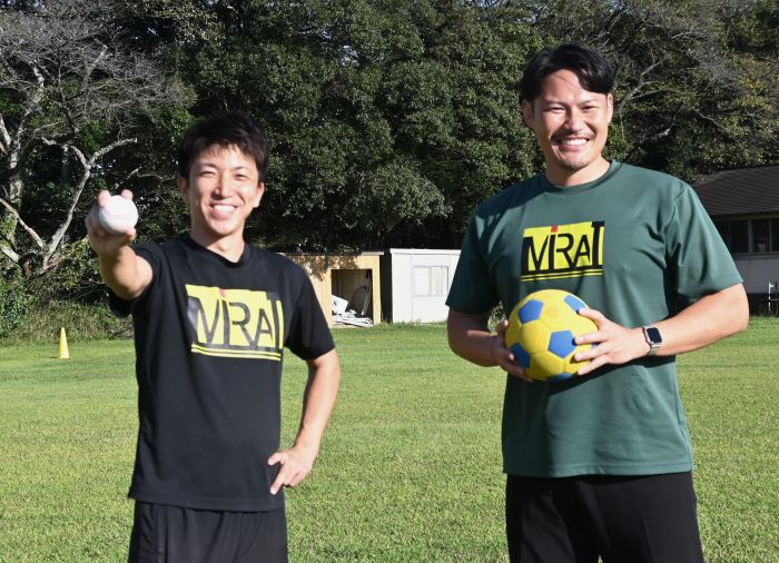 野球のボールを持つ中島さん(左)とサッカーボールを手にする水谷さん(右)