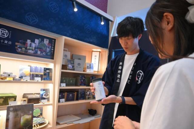 来店者に茶房露の説明をする市の職員