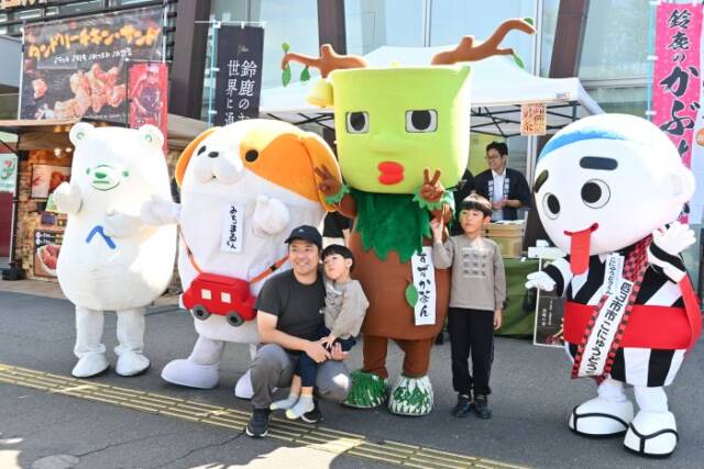 鈴鹿茶のすすか茶んなどほかのゆるキャラと一緒に記念撮影するこにゅうどうくん