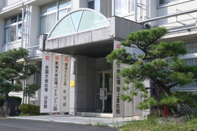 山岳部、バドミントン部、卓球部、陸上部の大会出場の懸垂幕