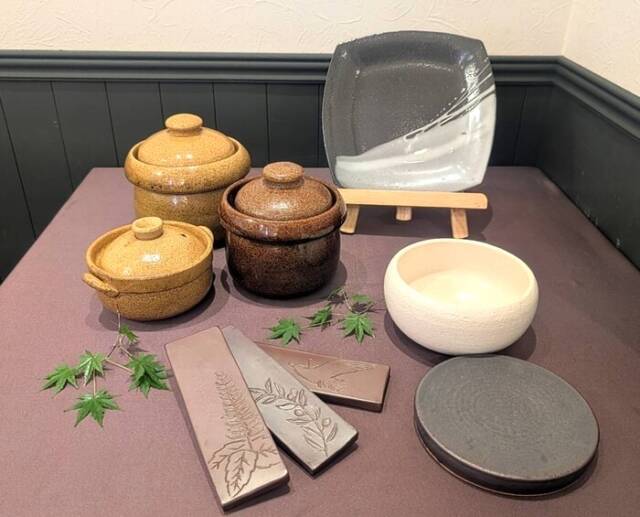 イベントの料理で使用される伝統工芸品、醉月窯とあおい製陶所の萬古焼の器が並んでいる