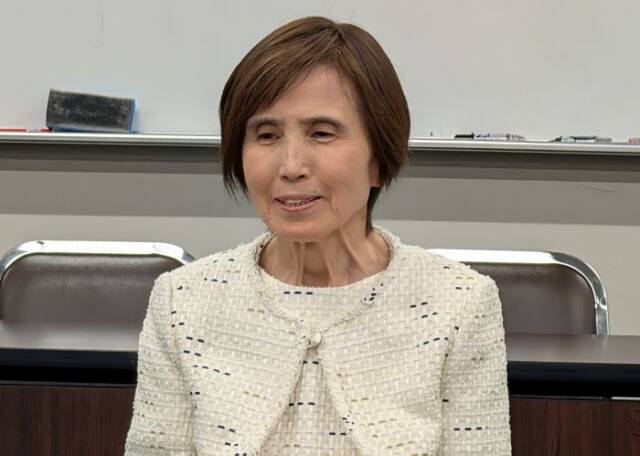話を聞く坂口教子さん