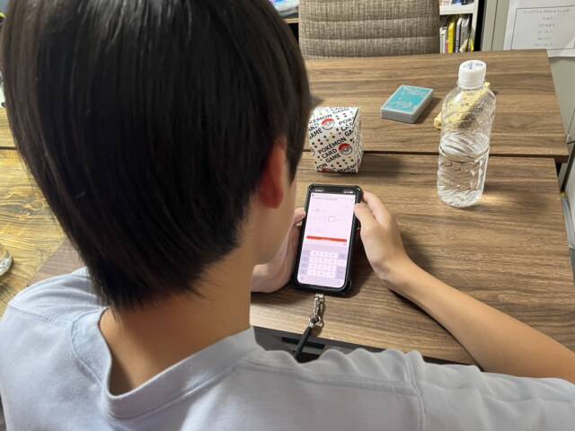 スマホのアプリで勉強する子ども