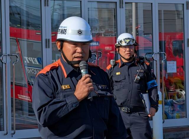 講評する四日市北消防署の水野義隆署長