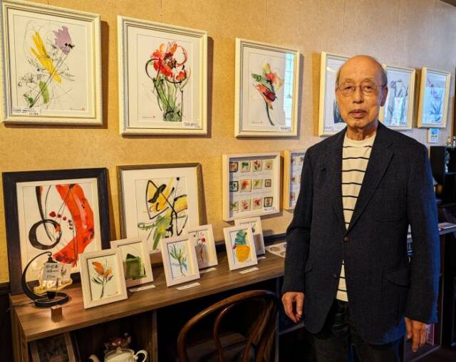 さまざまな花が描かれている会場