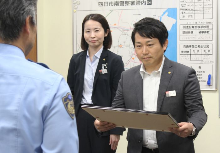 感謝状を受ける辻本さんと白木さん