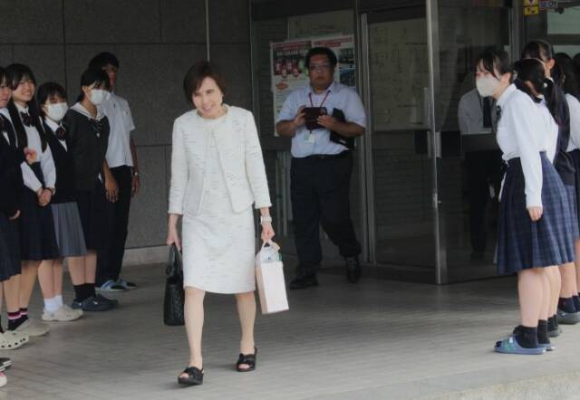 生徒たちに見送られる坂口教子さん
