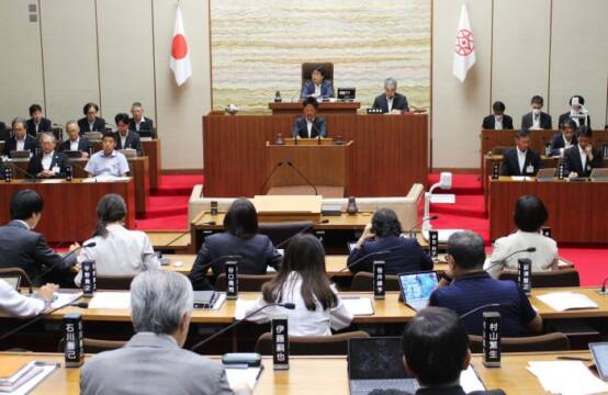 地下駐車場取得の予算や議員定数の2減を決めた本会議