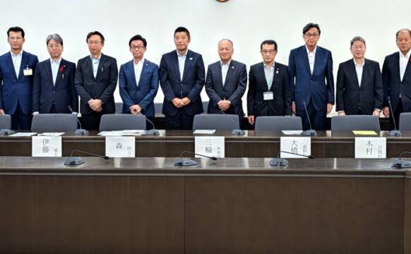 記者会見に臨んだ北勢地域5市5町の代表たち