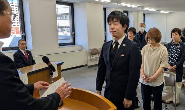 委嘱状を代表して受け取る齋木悟空さん