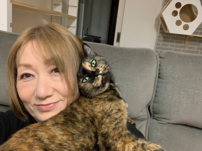 愛猫のコーギーちゃんを抱く、ゴロゴロ不動産代表の小阪さん