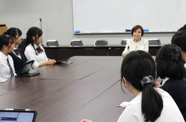 生徒たちと交流する坂口教子さん