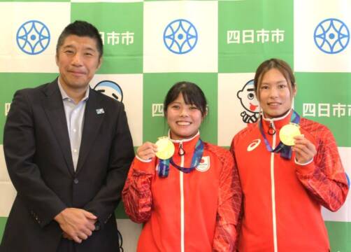 優勝を森市長に報告した(右から)大内田夏月選手と須田倫代選手